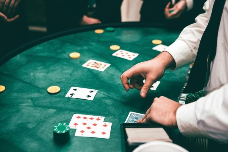¿Qué son las apuestas implícitas en el poker? mesa