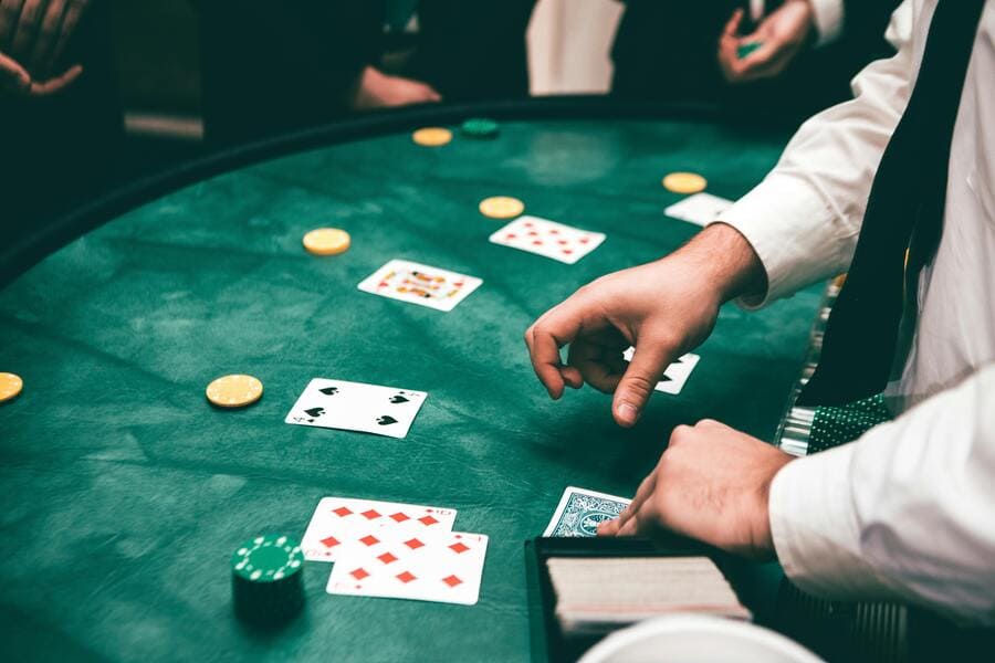¿Qué son las apuestas implícitas en el póker?